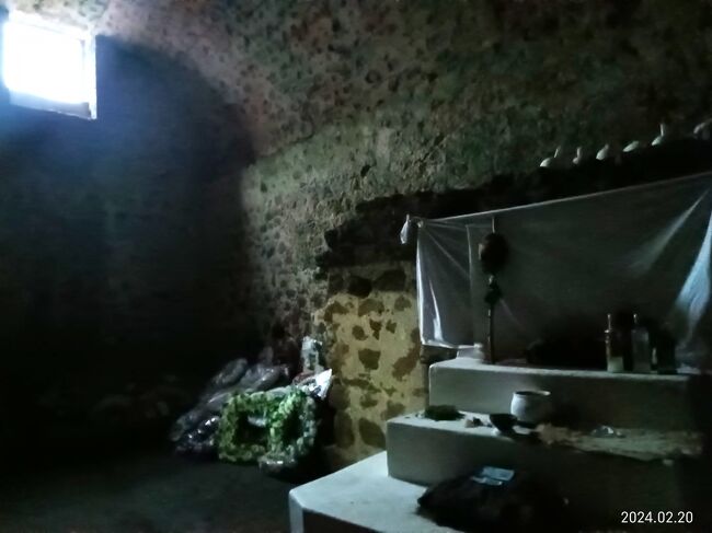 一番奥の部屋に祭壇が設けられています。<br />小さな窓から差し込む光が祭壇を微かに照らしていて、悲しくむなしい気持ちになります。合掌。。。。。