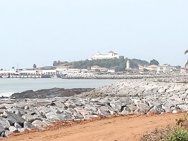 8時30分　ホテルを出発して、海岸沿いの漁港エルミナ観光に行きます。<br />途中海岸線から、小高い丘上にオランダが造ったセント・ジョージ要塞が眺められます。<br />