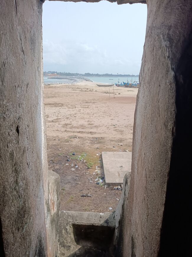 海に面して開いている不帰のドア(Door of No Return)。<br />奴隷交易船がやって来ると、鎖につながれたまま、この狭い扉から横歩きで小舟に乗せられ、沖合に停泊する交易船まで連れて行かれます。<br />奴隷交易船でも、彼らは船底にぎゅうぎゅうに詰め込まれ、北中南米へと売られていったのです。。。。