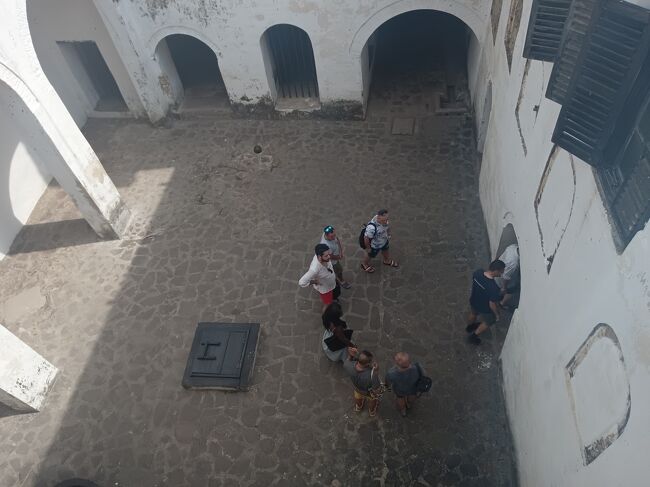 バルコニーから中庭を見下ろしています。なるほど中庭に連れて来られた人達の様子がよく見られます。中庭の中央には、総督に選ばれた女性奴隷が体を洗うための井戸があります。