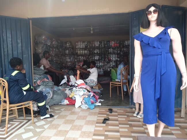 レストラン隣の洋服屋さん。。。右側に立つ体格のいい白人マネキンがお店の目印です。<br /><br />西アフリカ4か国の旅(2)-----ガーナのクマシとアクラ編につづく。<br />