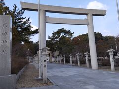 廣田神社
　廣田神社は、門戸厄神駅から徒歩３０分のところに鎮座しています。
　大きな白い鳥居、石灯籠が参拝者を迎えてくれます。
　
