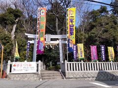 越木岩神社
　栄潤寺から徒歩17分のところに鎮座しています。
　鳥居の前等に二子山部屋の旗があがっていました。
　大阪場所の二子山部屋の宿泊所となっています。
　境内には土俵もあります。