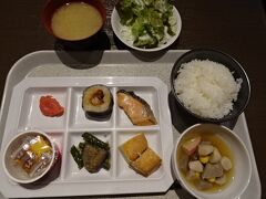 3月4日、新潟市のホテルでの朝食。老舗のホテルジュラクなので、郷土料理がいくつかありました。
トレー奥中央はタレカツロール。トレー手前右は栃尾油揚げで、各地のスーパーでも良く売られてますよね。手前右のお椀は「のっぺ」です。ちゃんとした料理屋で食べるのとは味に違いがありますが、新潟らしいものを用意するのは評価したいです。