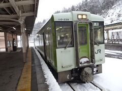 柏崎から越後川口まで上越線玉子ハムサンドに乗り、越後川口から飯山線のキハ110に乗ります。