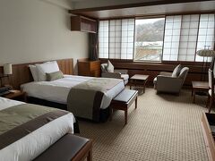 平日なのに混んでいた箱根湯本を通り過ぎて１４時４０分、宮ノ下にある富士屋ホテルに到着。４０５号室でした。