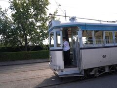 クライストチャーチに入る手前にフェリミード歴史公園があると聞いていたので行ってみました。受付の女性が今日は電車が走っているのでお奨めよと行って来ました。たまたまですが土曜、日曜日しか走っていないそうです。（今日は土曜日）
公園内を約30分ほどかけて一周してくれます。
皺だらけの83歳のおじいさんが立って運転しています。