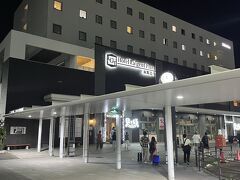 新青森から新函館北斗駅へ。

なんでわざわざ函館？と思うかもしれませんが、半年前から青森駅周辺でホテルを探しても全く出てこなくて、仕方なく函館に来ました。
きっと旅行会社がガッツリ抑えているんでしょうね。

ホテルは駅ちかでとっても便利でした。
私は早めにホテルを予約をしていたので安かったのですが、ホテルへ行く途中で人が話しているのを聞くと、「ここのホテルが良かったけど2万～するからね～」という会話が聞こえてきました。
皆さん早めに予約したほうが良いですよ！