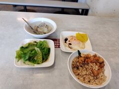 矮仔成蝦仁飯

頼んだもの4点。蝦飯、目玉焼き、野菜とハマグリのすーぷ。