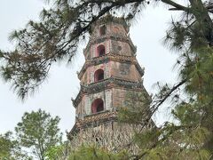 601年に建立されたフエで最も古い寺院、ティエンムー寺へ。

ティエンムー寺のシンボル、八角形七層の塔、慈仁塔。
最上部には釈迦如来像が安置されているそうだ。