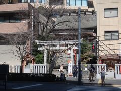 さて､近くにあった十番稲荷神社に行ってみました

こちらの鳥居は麻布出身の榎本健一さん(エノケン)の奉納だそう