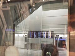 ▽香港空港

到着は遅れたが、乗り継ぎ時間は2時間以上あるので余裕がある。
往路の時は近かったが、今夜の乗り替えはとても遠い。
乗り継ぎ時間が短かかったら、あせるぐらい遠かった。