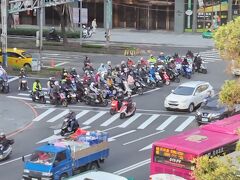 ホテルの窓から見る朝の台北の風景。