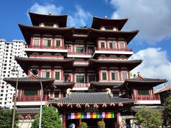 MRTのマクスウェル駅で自転車を返却し、真ん前にあるBuddha Tooth Relic Temple（新加坡佛牙寺龍華院）を見に行きます。2007年にできた唐様式のきれいな寺院。ブッダの歯が祀られているとか。