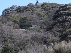 風に負けず20分ほど自転車を漕いでいると丘の上に何やらあるぞ
