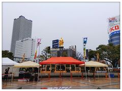 岐阜駅
金ピカの織田信長が出迎えてくれます。
残念ながら雨(>_<)