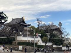 駐車場からブラブラと歩きます。
一心寺が見えてきましたが、この辺りから、上町台地は結構アップダウンが多くなってきます。

浄土宗の寺院で、山号は坂松山で本尊は阿弥陀如来です。
此方は、骨仏の寺として知られていて、大阪大空襲で殆どの施設と6体の骨仏を焼失しましたが、1947年から伽藍の再建と焼失した戦前分の骨仏の残骸に、約22万体の遺骨を加えた第7期骨仏により、骨仏作りが再開されているようです。

40数年位前に、大学の研究室で訪れた事がある（ような）記憶があるのですが、こんな造りだったかなという位、外観等は変わっていました。
建物は、建築家でもある長老 高口 恭行氏（元奈良女子大学家政学部教授）設計による、鉄とコンクリートで造られた山門が、1997年に完成、ここには神戸峰男氏作の阿形、吽形像や、秋野不矩氏の天女像等があり、ある意味斬新な宗教施設となっています。