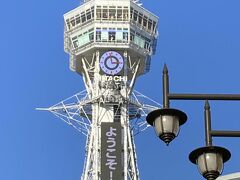 青い空に通天閣が光っています。

一寸、真っ白すぎるように思うのですが、鉄骨の枠の白が勝過ぎていて歌舞伎の隈取りのようで、強調され過ぎているように感じるのは私だけでしょうか。