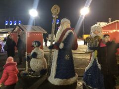 ロシアのサンタクロース的おじさん、ジェド・マロースと孫娘スネグーラチカが広場のクリスマスを盛り上げる？！