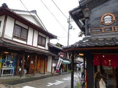 おっ　雨が少し小降りになったかも

ガラス工房やカフェ・レストランなどが軒を連ねる
黒壁スクエアを通り過ぎ～の