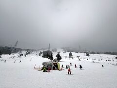 山頂の方はガスってるし強風で
ゴンドラ停止中…
仕方ないのでリフト乗って
下の方をちょこちょこ2、3本滑って休憩。