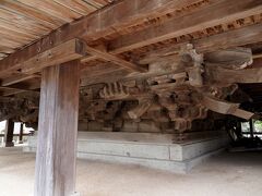 境内には、『春風楼』と呼ばれる大きな建物もあった。その床下は、建立を断念した五重塔の一層目の軒の組物をそのまま利用している。かなり珍しいものだそうだ。その春風楼からは、素晴らしい景色が観られるそうだが、床下ばかりに目が行ってしまい、景色を眺めるのを忘れてしまった。