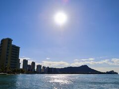 朝の太陽に輝くワイキキの海とダイヤモンドヘッド。
最終日が快晴で、美しい景色を見ることができて本当に良かった。
また絶対に再訪します！