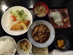 泊まった宿は高級な宿ではありませんが（良く言えば家庭的）、夕食も高級ではありませんが、意外と美味しかったです。魚のフライはパサついてないし、美味しいタルタルソースがたっぷりかかっていて凄く良かったです。
温泉は狭くて2名か、同じグループなら3名でも良いかなというくらいの狭さで、いつでも入れるわけではないですが、何せ2食付きで駅前という立地で8500円はコスパは悪くないでしょう。