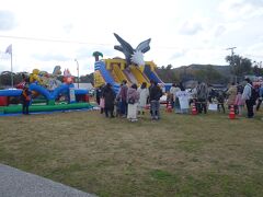 
海の道むなかた館の前の広場では
何かイベントが行なわれていました 

ecobikeスポットで一時駐輪にするか返却にするか、ちょっと迷いました
一時駐輪だと停めている間も料金はかかりますが
自転車をキープしておけます

ま、使う人もいないかなと思い、返却にして
旦那と私のと、2台置いていったら
宗像大社を観光して戻ると、1台無くなっていました。。。
まさかの、使う人がいた（いや、いても当然なんですが）
 

自転車があったら、道の駅むなかたまで行って
昼食にしてもいいかなと思ったのですが
足が無くなったので、断念。。
（今思えば、バスで行けたんじゃないかって気もします）