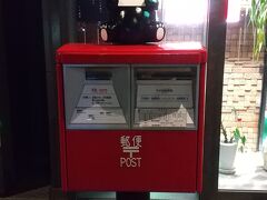 本日の宿泊地、熊本市に着きました。
駅前では、ポストの上のくまモンがお出迎え。
愛嬌のある姿がいいですねぇ。