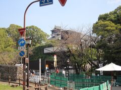 [二日目]
旅の目的３番目の熊本城に向かいます。
まず、駅前で予約していたレンタカーを駆り出して熊本城の最寄りの駐車場へ。

SNSなどでは混んでいて満車のときが多いとあった「二の丸駐車場」を目指しました。
噂に反して、平日の比較的早めの時間帯のせいかガラガラでした。