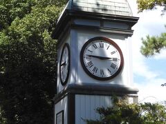 お昼の後は入船山記念館に向かいます。
入り口を入るとまずは時計台がお出迎え。