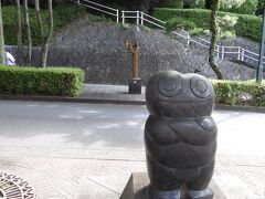 入船山記念館に向かう道。
美術館通りです。
両側に彫刻が並んでいます。