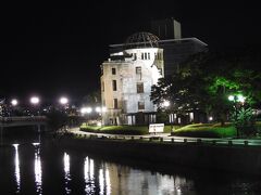 夜の原爆ドーム。キレイだけどなんとも言えないキモチ。