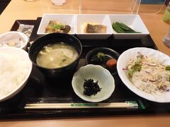 朝ご飯付きにしてたので一階で。
残念ながら美味しくなくて、付けなくてよかったな…