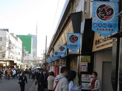 3月初め

外国人旅行者で賑わう 東京「築地場外市場」
　