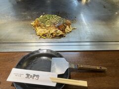 みんな食べているのを見ると…
やっぱりお好み焼き屋。
キャベツたっぷら、あっさり軽く食べられたので焼きそばもいけたような。