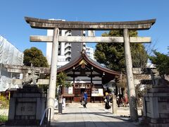 お雛様の日なので矢場で降りて三輪神社に向かいます。矢場とん本店は凄い行列。神社でひな祭りの御朱印を頼んで。ここも随分待ちそうです。
由緒ある鳥居です。正式な゙方法で鳥居をくぐっている方がおられたわ。