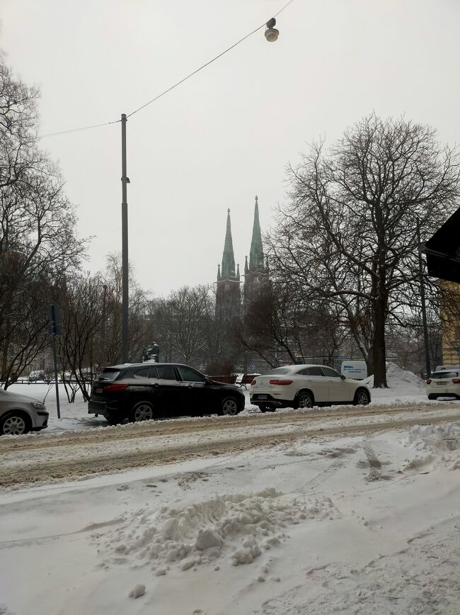 諦めて、チェックアウト前に手芸屋に行こうと外に出てみたら雪、そしてかなり積もっている！<br /><br />何度も行ったり来たりするのは避けたい、なにせトラムが使えないので歩くしかないのです。<br /><br />ということでチェックアウトしてキャリーを引いて30分ほどヨロヨロ歩き、