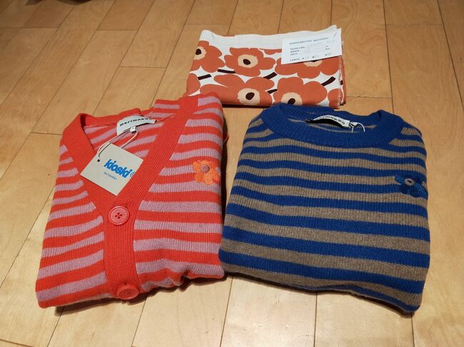 それでは買ってきたもの。<br /><br />マリメッコのアウトレットで買いました。<br />何を着ていいかわからなくなることが多い私の安心服はシマシマ。<br /><br />会員登録で、10％オフ、免税手続きで25€戻りました。<br /><br /><br /><br />