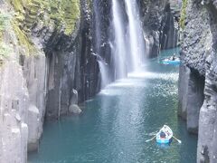 次に高千穂で定番の高千穂峡に行きました。

ここで今回旅行のシッパイ１号(笑)

シーズンとしてはオフだと思われるタイミングで訪れたのですが、最寄りの駐車場は満車。で、はずれの駐車場へ入れて遊歩道を歩いて行きました。

定番写真でよく見るこの滝と手漕ぎボート。駐車場のオジサン曰く、「ボートに乗るの？予約した？」と。
「え？予約？」
「今日はいっぱいだってよ。」
「・・・」

知りませんでした。予約。
結局、観望台から見下ろすしかできませんでした（泣）

でもまあ老体が一日歩き回って辿り着いて、ここでボートを漕いだら宿まで安全運転できないかも、などと負け惜しみを呟きながら後にしたのでした。