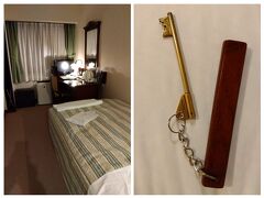 今宵のお宿は、弘前パークホテル
激狭シングル、小っさすぎる部屋の浴室、、
まっ、いいかー！