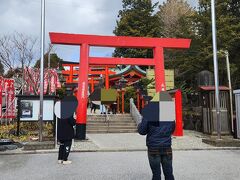 猿田彦神社
犬山城の麓に３つある真ん中の神社です
三光稲荷神社の境内に鎮座していますが独立した神社だそうです
みちひらきの大神として知られているそうです