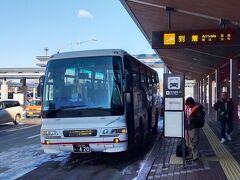 【女満別空港・MMB】

1月27日に来た際には、
路面は積雪で真っ白
空は小雪がちらつき真っ白でしたが、
今回は「快晴」で路面のアスファルトが見ました。

「あぁぁ、なんかうれしい、また来れるなんて」

ここから網走バスで市内へ！！