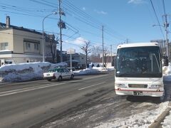 【網走バス・網走駅バス停③】

今回は網走駅で下車。
ステーキハウス、ヴィクトリアステーションの横にバスは着きます。

駅前のロータリーには入りませんので、
列車に乗るために改札に行くにはここから信号を渡り
普通に歩いて1分程度かかります。

※網走駅バス停③