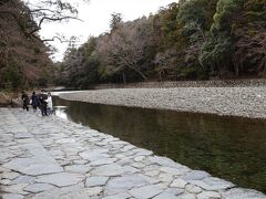 御手洗場

正宮へ行く前に五十鈴川の流れで今一度手を洗います。