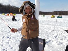 【ワカサギ釣り】

「釣れたぁ」

テントを借りて釣りをする人は、
すでに決まった場所になってしまいますが、
わたし達のようにテント無しの場合は好きな場所に穴を掘れるので、
釣れそうな場所を考えて出来るのがGOODだったのかも！