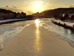 【網走川・中央橋橋上】

今日もいい天気の一日でした。
網走川には流氷が流れていました。
この流氷が川の上流もしくは網走湖から流れ出たものかと思いますが、
氷がぶつかる音はめったに聞けない音で
ある意味感動しました(^_-)-☆