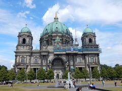 「ベルリン大聖堂」です。
ネオルネッサンス様式とネオバロック様式がミックスされた建物だそうです。

ベルリンのミッテ区にあるホーエンツォレルン王家の記念教会で、ベルリン＝ブランデンブルク＝シュレージシェ・オーバーラウジッツ福音主義教会に属し、ルター派の礼拝をおこなっている大聖堂である。
＊Wikipediaより