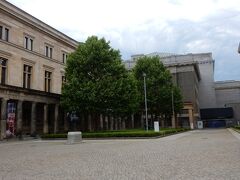 「旧ナショナルギャラリー」の隣にある「新博物館」（左側）です。

奥の建物は「ペルガモン博物館」です。
